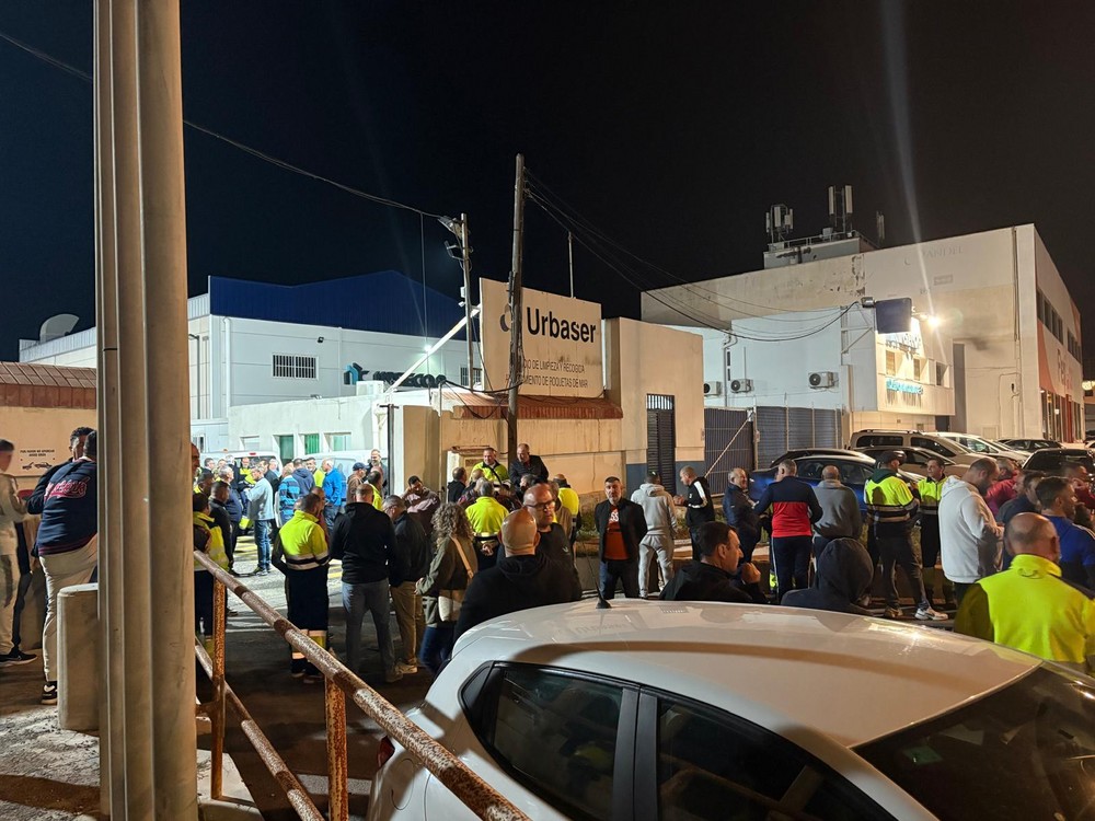 zoomfotonoticia 48699 - Los trabajadores de Urbaser en Roquetas de Mar volverán a la huelga si la empresa sigue sin cumplir los acuerdos