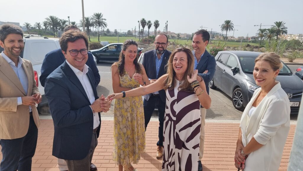 Alcalde de El Ejido, Francisco Góngora, y la consejera, María del Carmen Castillo, se saludan antes de visitar el centro. /A. FERNÁNDEZ