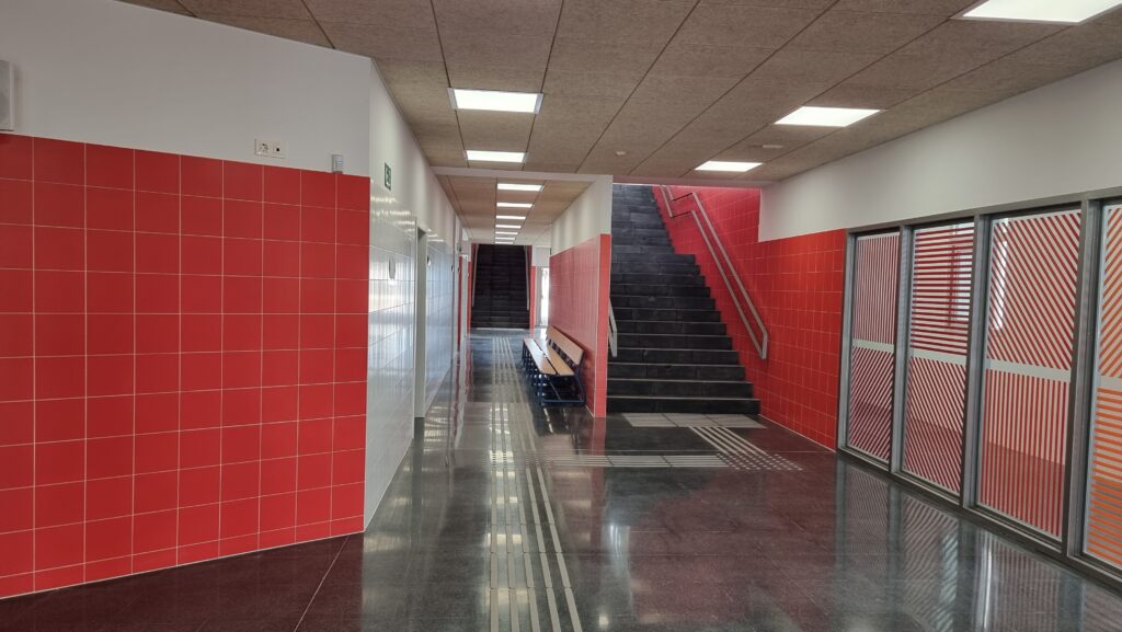 Pasillo principal de acceso al centro
