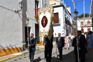 DSC 8231 - Entrada del estandarte y ofrenda floral al Santo Cristo de la Luz en Dalías