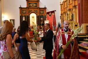 DSC 8333 - Entrada del estandarte y ofrenda floral al Santo Cristo de la Luz en Dalías