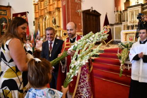 DSC 8398 - Entrada del estandarte y ofrenda floral al Santo Cristo de la Luz en Dalías