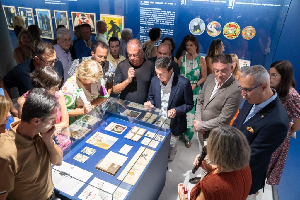 Observando parte de la exposición