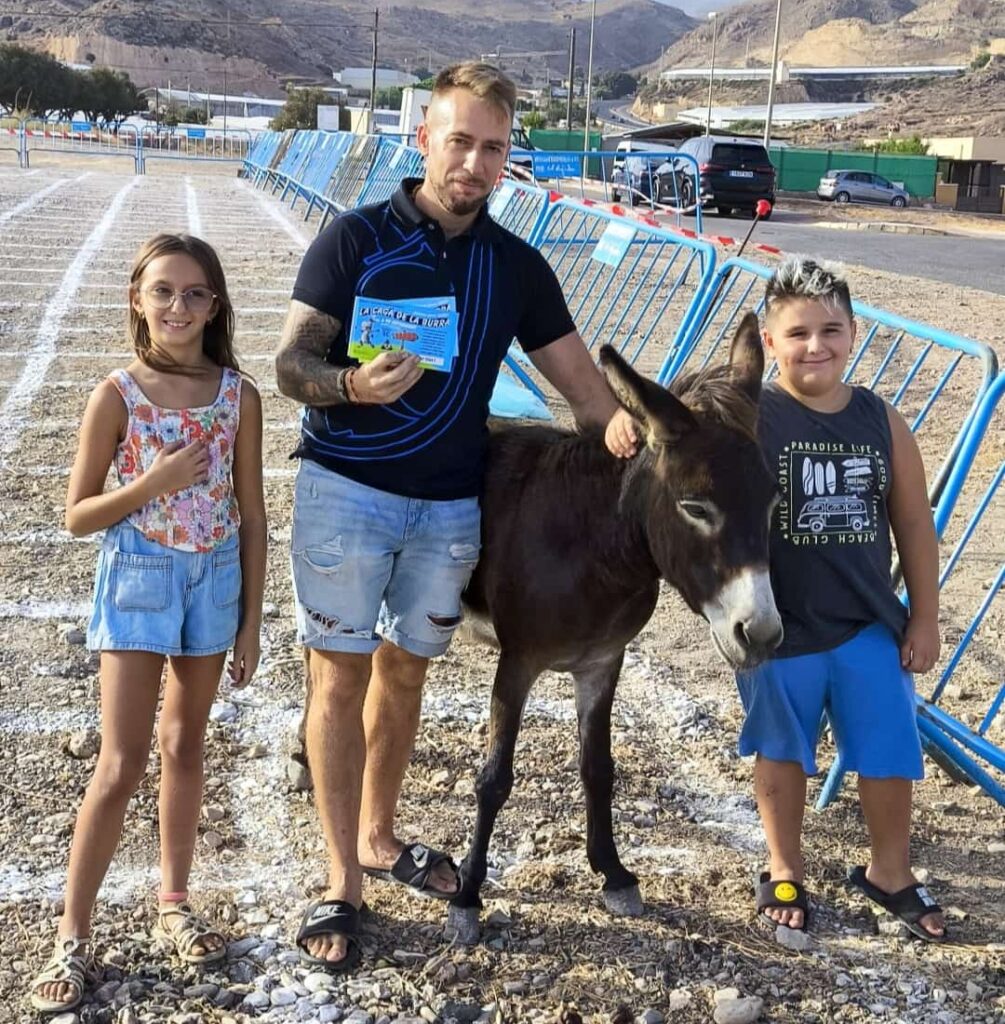 El ganador de los mil euros posando