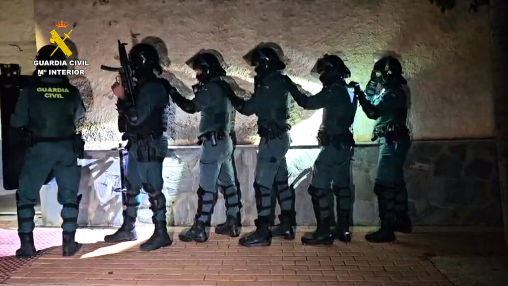 1 3 - La Guardia Civil intensifica la lucha contra los cultivos de marihuana en el Poniente
