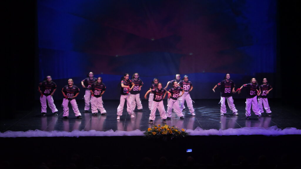 251019 Coreografia de la academia de baile Sara Ramos - Berja se vuelca con Argar en la V Gala Berjarte a través de un teatro lleno de público, arte y emoción