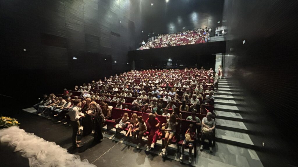 251019 El publico llena el teatro en la V Gala Berjarte - Berja se vuelca con Argar en la V Gala Berjarte a través de un teatro lleno de público, arte y emoción