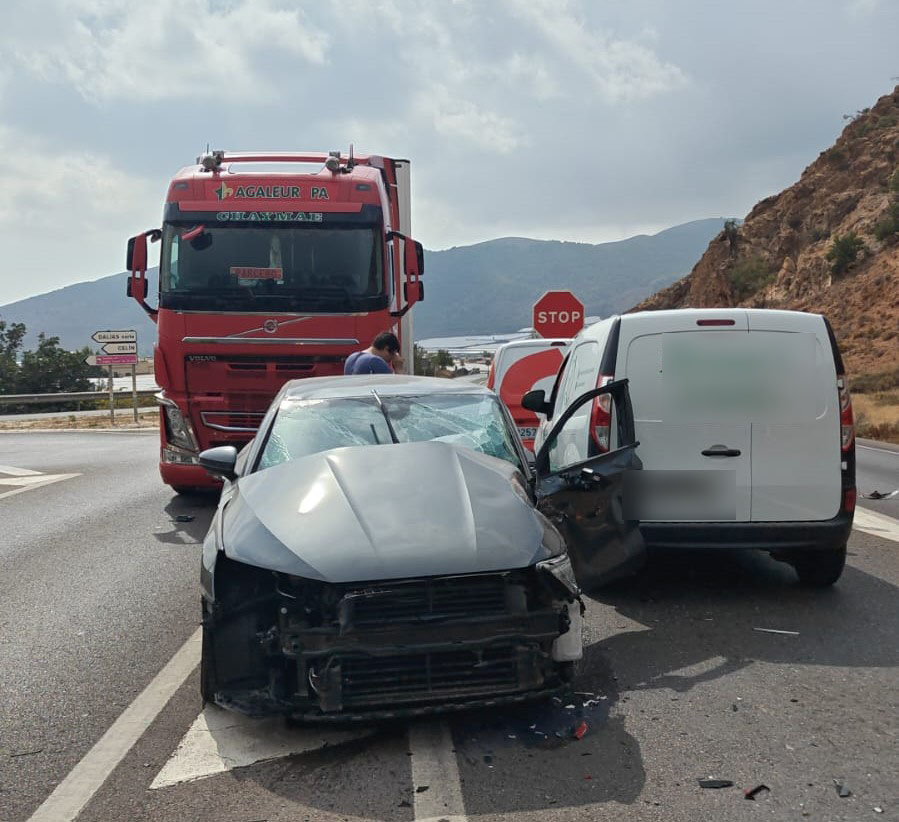 WhatsApp Image 2025 10 15 at 14.06.52 - Ningún herido por la colisión entre un camión y un turismo en la entrada norte de Dalías