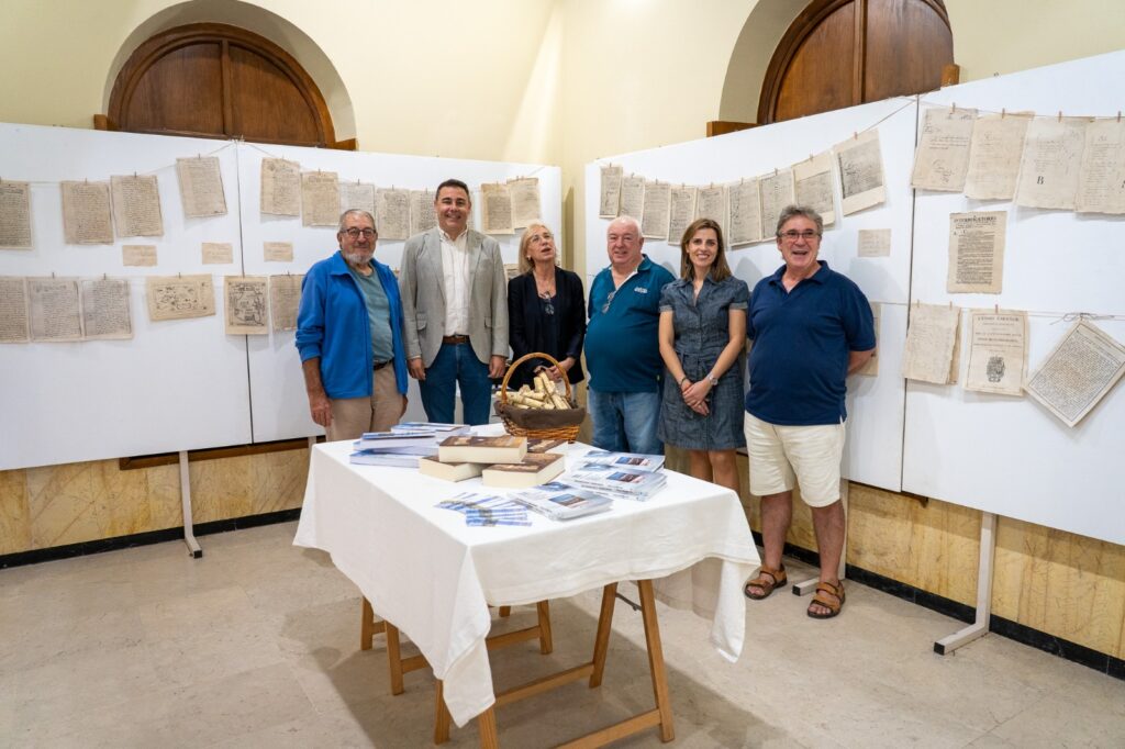 expo faro 1 - Gran exposición sobre documentación antigua de Roquetas de Mar en el Faro