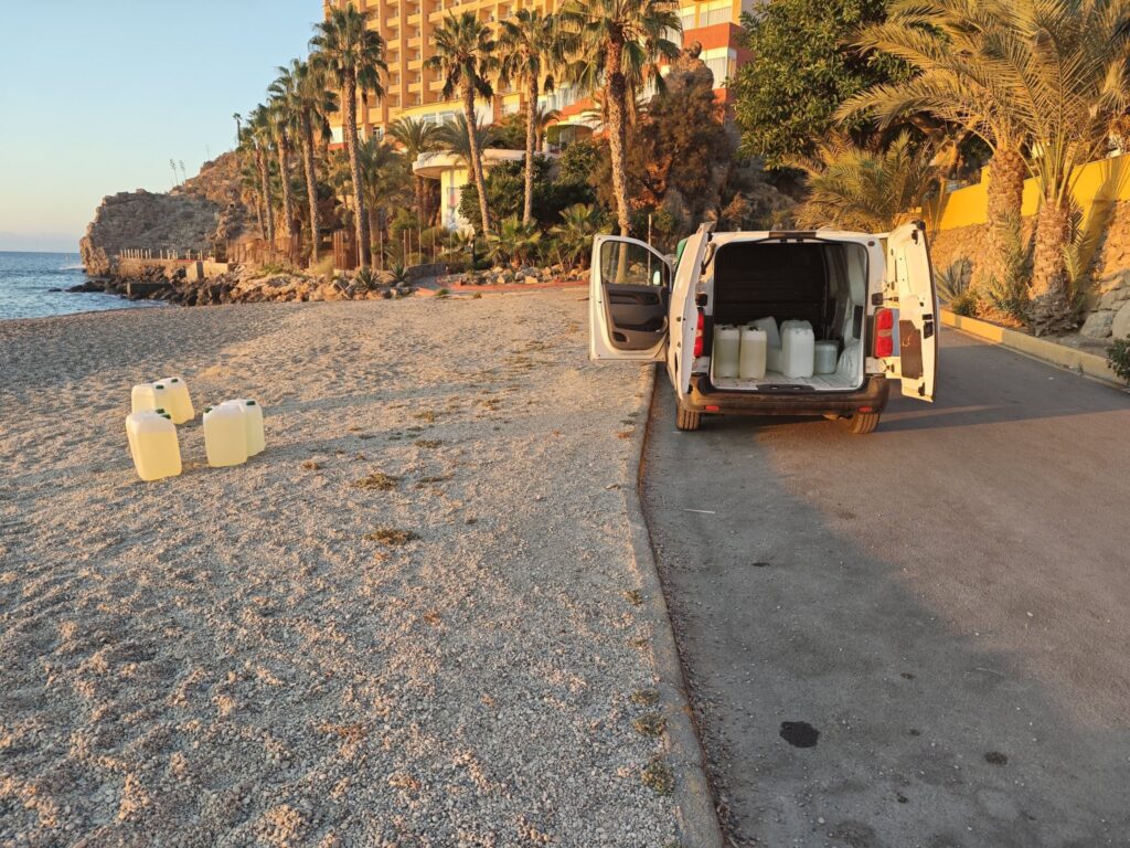 furgoneta del petaqueo en El Palmer - Vídeo: Así se acercan las narcolanchas a la costa de Almerimar