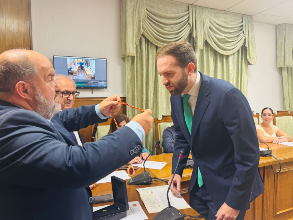 luis3 - Luis Carrué toma posesión como concejal y se incorpora al equipo de Gobierno de Dalías
