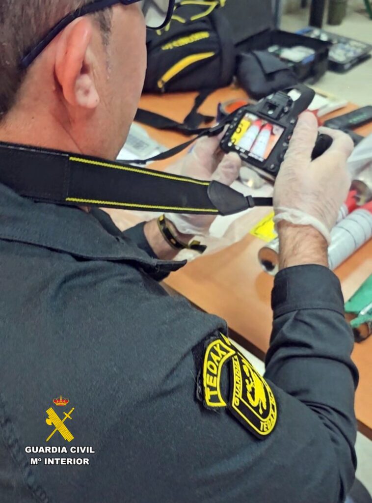 11 - Explota la cocina de su casa en Vícar tras vaciar una decena de insecticidas