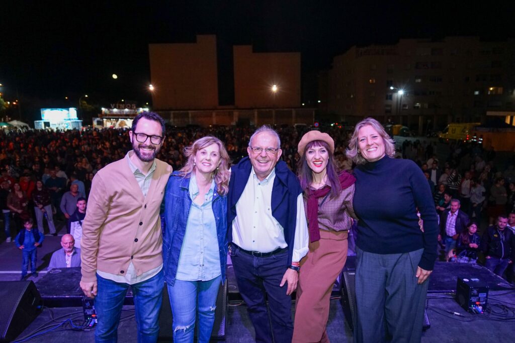 1762770796134 - Miles de personas disfrutaron de la música de los 90 en la Gran Castañada de Vícar