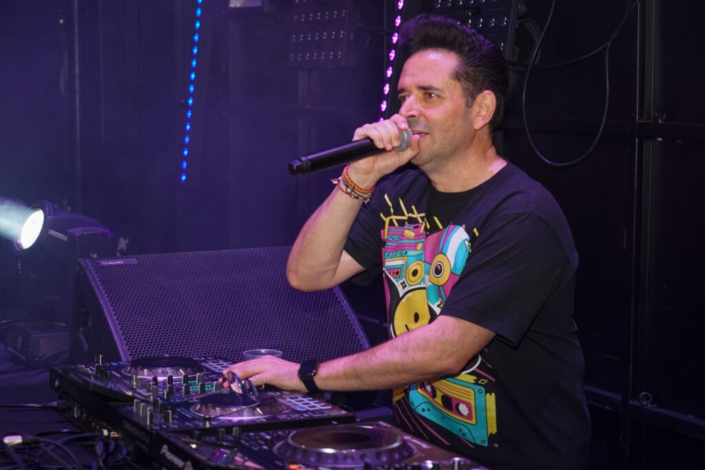 1762770796140 - Miles de personas disfrutaron de la música de los 90 en la Gran Castañada de Vícar