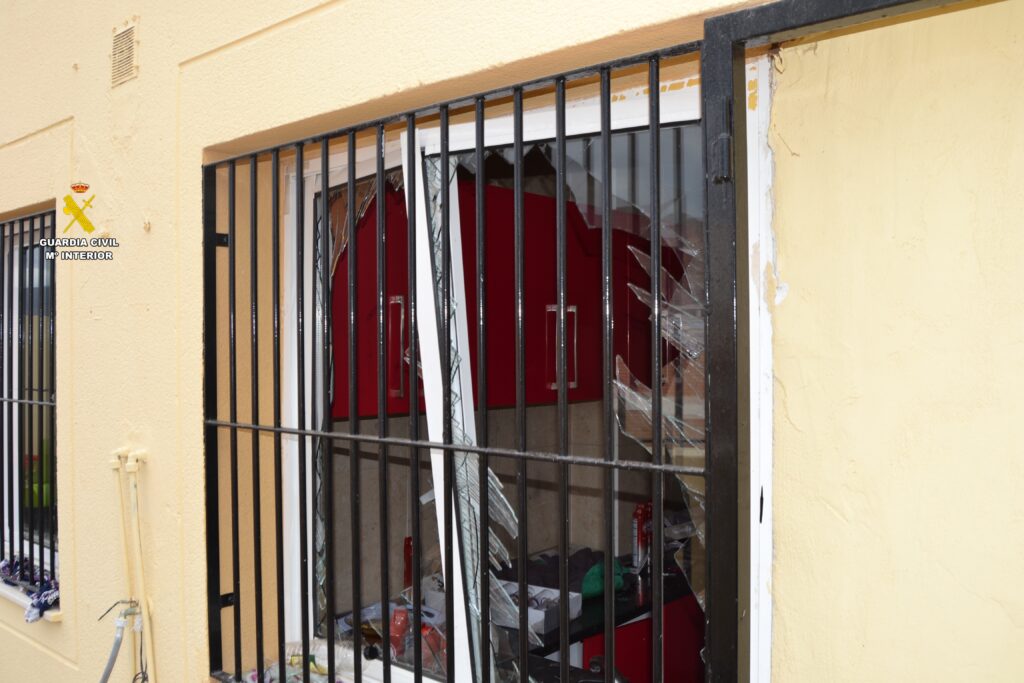 22 - Explota la cocina de su casa en Vícar tras vaciar una decena de insecticidas
