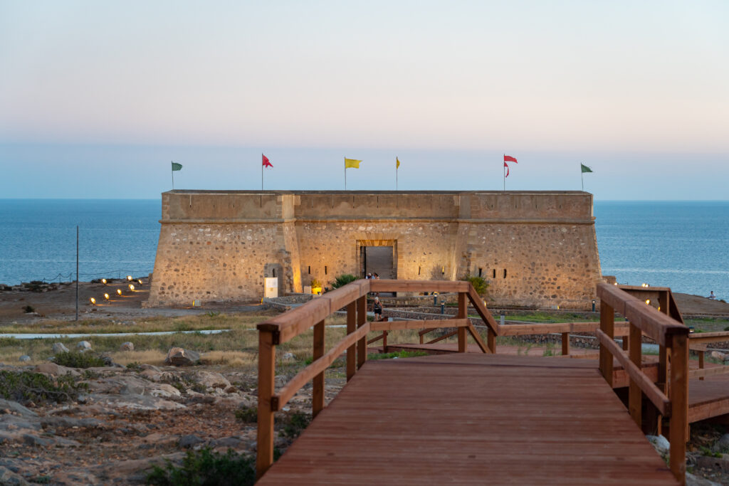 Jardin 4 - Cerca de 45 inmigrantes irregulares desembarcan en la costa de El Ejido a plena luz del día