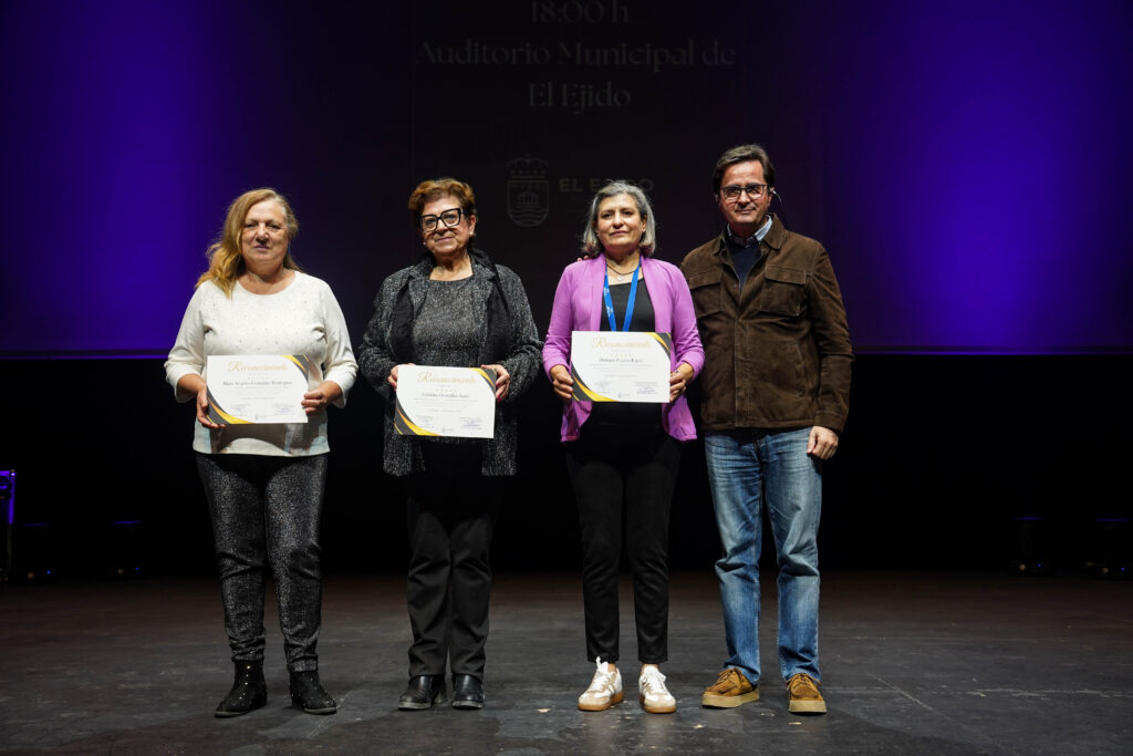 251129 II GALA DISCAPACIDAD EL EJIDO 11 - La II Gala de la Discapacidad de El Ejido homenajea a asociaciones, usuarios y personas que trabajan a favor de este colectivo 