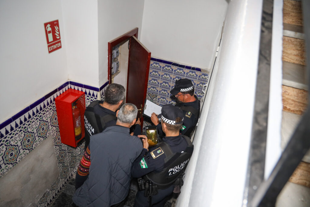 251202 OPERATIVO POLICIAL 3 - Despliegue de la Policía Local de El Ejido en las calles Almería y Manolo Escobar