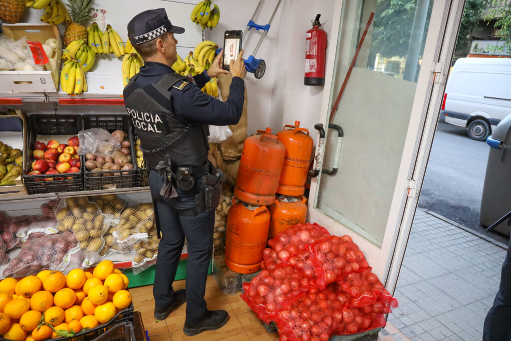 251202 OPERATIVO POLICIAL 6 - Despliegue de la Policía Local de El Ejido en las calles Almería y Manolo Escobar