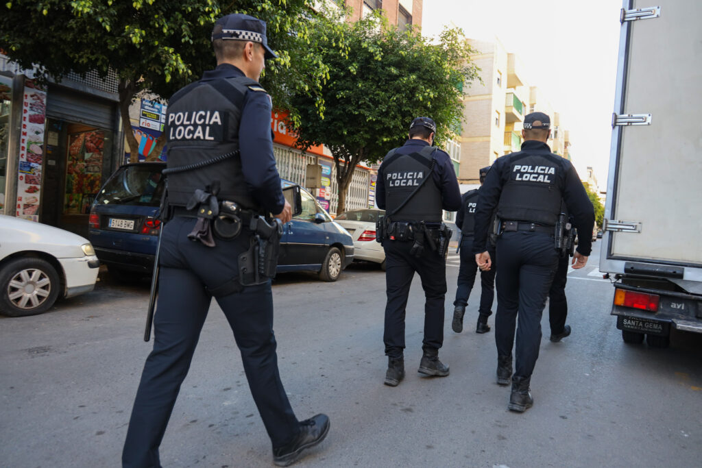 251202 OPERATIVO POLICIAL 8 - Despliegue de la Policía Local de El Ejido en las calles Almería y Manolo Escobar