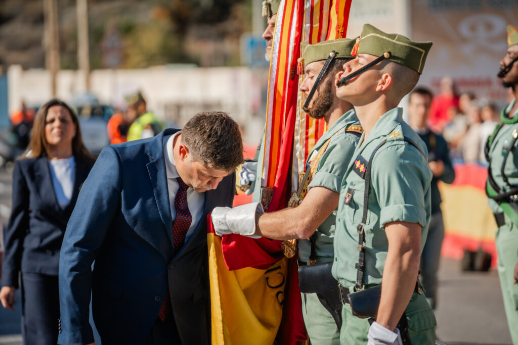 DSC08821 - Más de 400 personas juran bandera en el Parador  para mostrar su compromiso con los valores de la bandera española