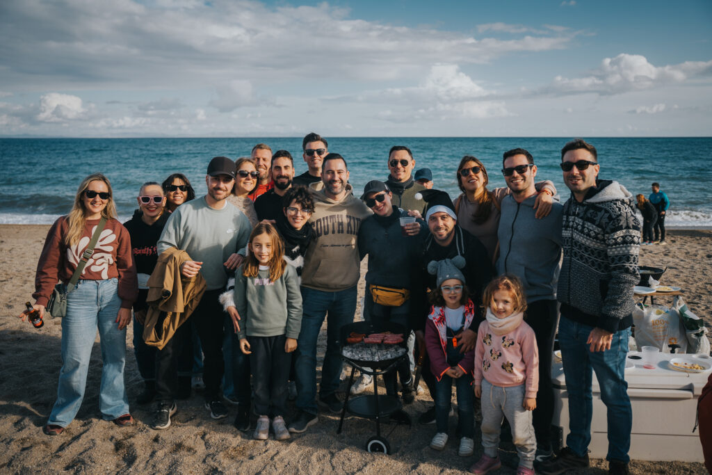 DSC09672 - Miles de personas celebran las tradicionales Moragas en Roquetas de Mar para despedir 2025