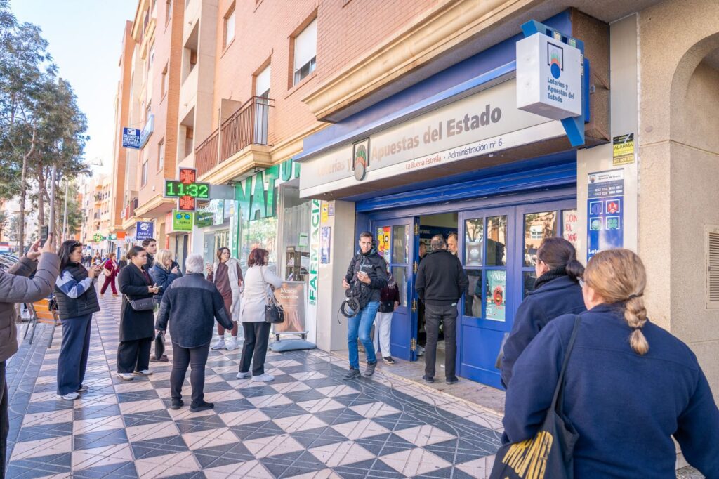 WhatsApp Image 2025 12 22 at 12.25.21 - ‘La buena estrella’ deja 2,7 millones en premios de la Lotería Nacional en Roquetas de Mar