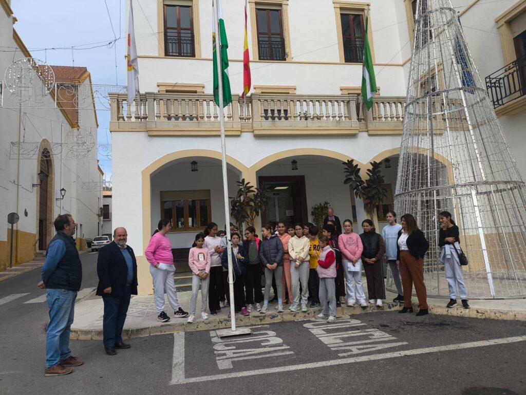 dia bandera bandera 02 - Los alumnos del CEIP Luis Vives de Dalías descubren cómo funciona un pleno del Ayuntamiento