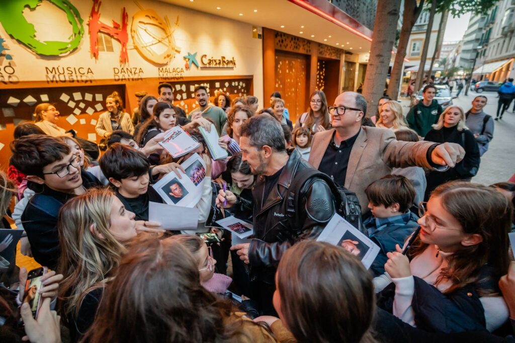 foto escuela teatro 2 - Alumnos de la Escuela Municipal de Teatro roquetera viven una experiencia única junto a Antonio Banderas