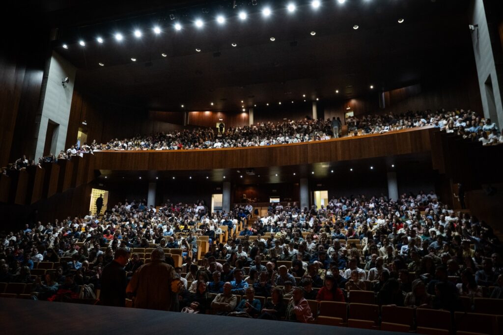 juann davila 3 - Juan Dávila lleva el humor, el ingenio y la provocación con ‘El Palacio del Pecado’ al Auditorio de Roquetas