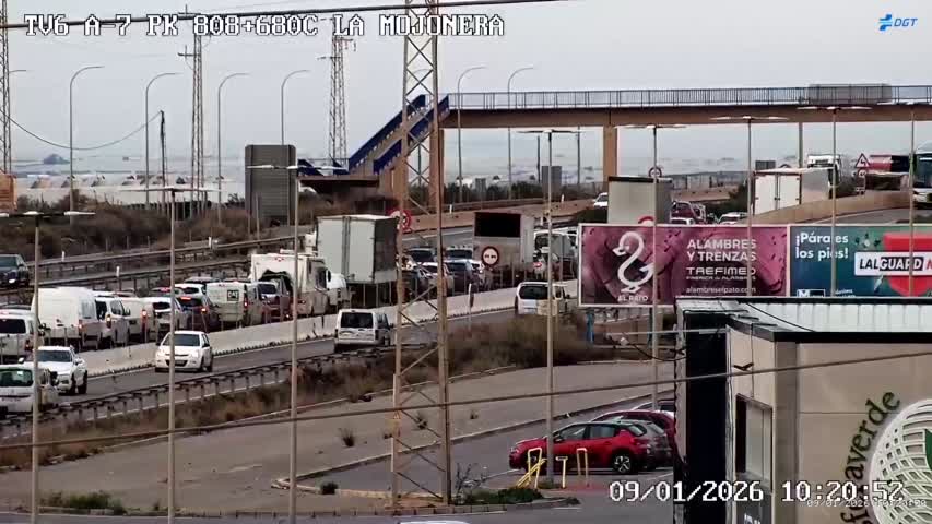 520 - Un camión pinchado vuelca en la A-7 y provoca el corte de la autovía a la altura de La Mojonera