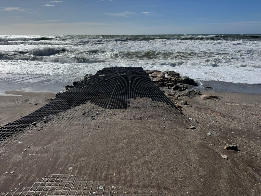 DC04 01 - La playa de Balerma desaparece a golpe de temporal mientras el silencio sobre su solución se eterniza