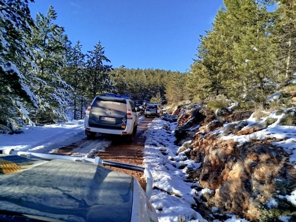 WhatsApp Image 2026 01 08 at 08.43.42 - La Guardia Civil rescata a una familia atrapada por la nieve en el Barranco de la Atalaya de Vícar a 1.600 metros de altitud