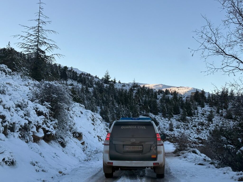 WhatsApp Image 2026 01 08 at 08.43.43 2 - La Guardia Civil rescata a una familia atrapada por la nieve en el Barranco de la Atalaya de Vícar a 1.600 metros de altitud