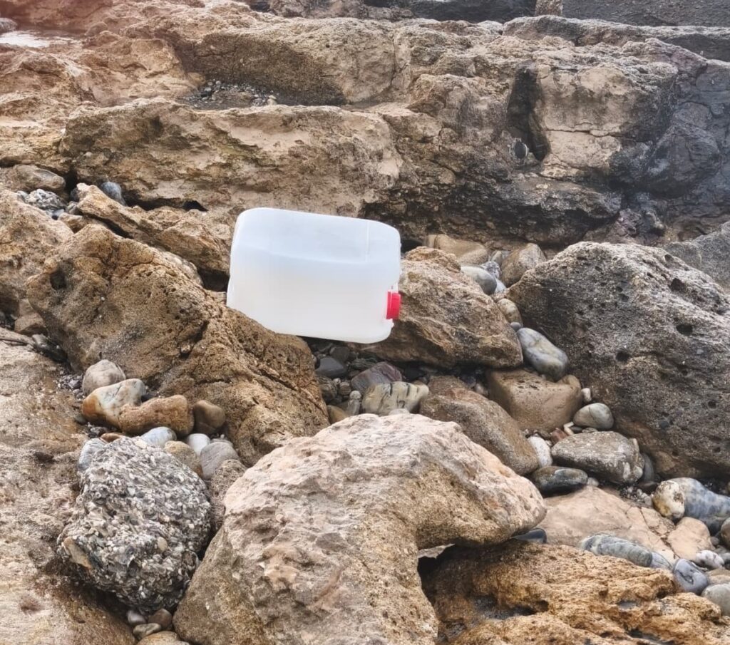 WhatsApp Image 2026 01 27 at 13.07.23 - Las otras consecuencias del temporal: la borrasca Joseph arroja cientos de garrafas del petaqueo al litoral del Poniente