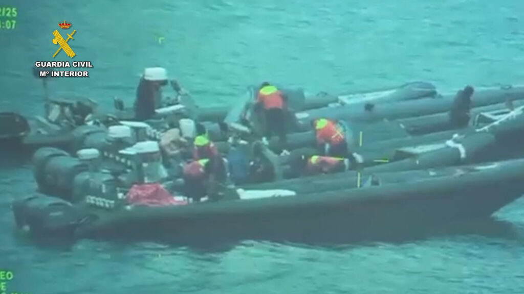 op alinda almeria foto16 - Las otras consecuencias del temporal: la borrasca Joseph arroja cientos de garrafas del petaqueo al litoral del Poniente