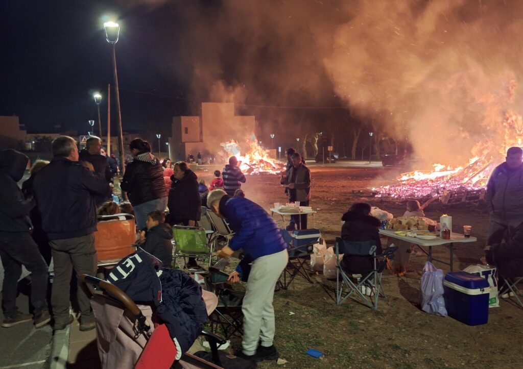 sanantones 02 - Más de 30 hogueras calientan la noche de San Antón en Dalías