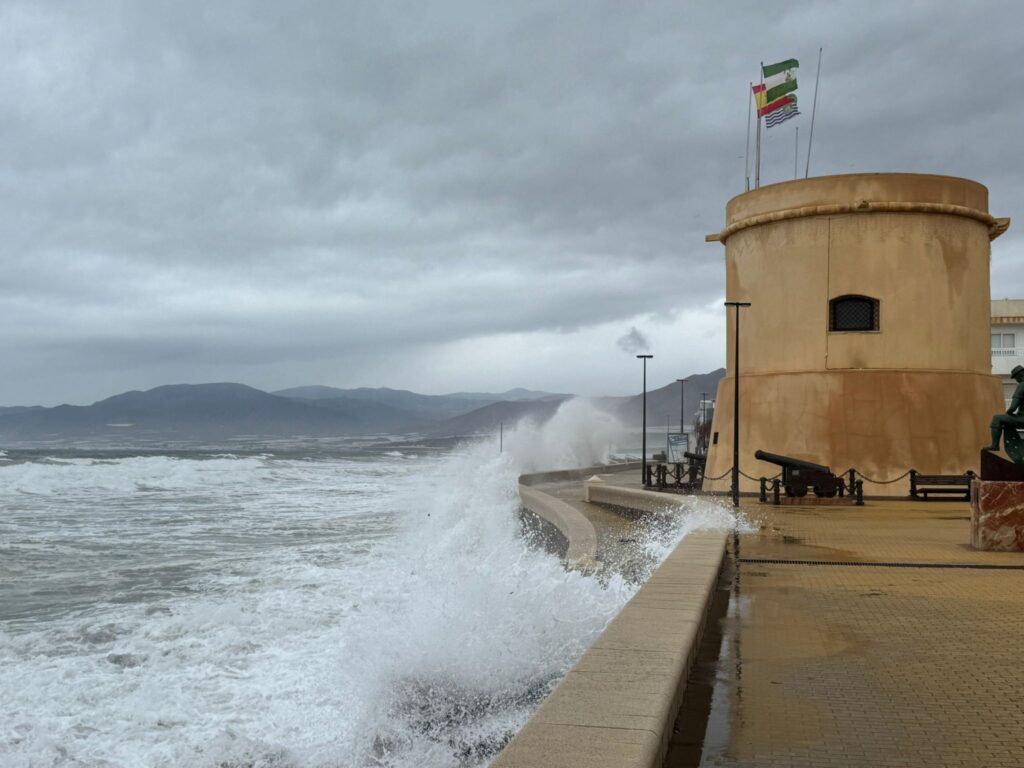 260205 SITUACION ACTUAL PLAYA BALERMA 1 - El impacto de las olas destroza parte del muro del Paseo Marítimo de Balerma