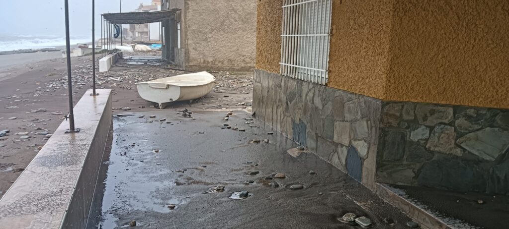 260205 SITUACION ACTUAL PLAYA BALERMA 3 - El impacto de las olas destroza parte del muro del Paseo Marítimo de Balerma