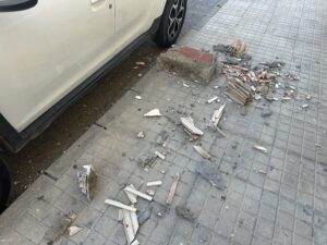 CASCOTES DE LADRILLO CAIDOS EN LA CALLE CASCOTES DE LADRILLO CAIDOS EN LA CALLE - Árboles derribados, invernaderos arrancados y dos heridos: el balance de Oriana en el Poniente almeriense