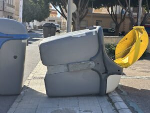CONTENEDOR VOLCADO1 CONTENEDOR VOLCADO1 - Árboles derribados, invernaderos arrancados y dos heridos: el balance de Oriana en el Poniente almeriense