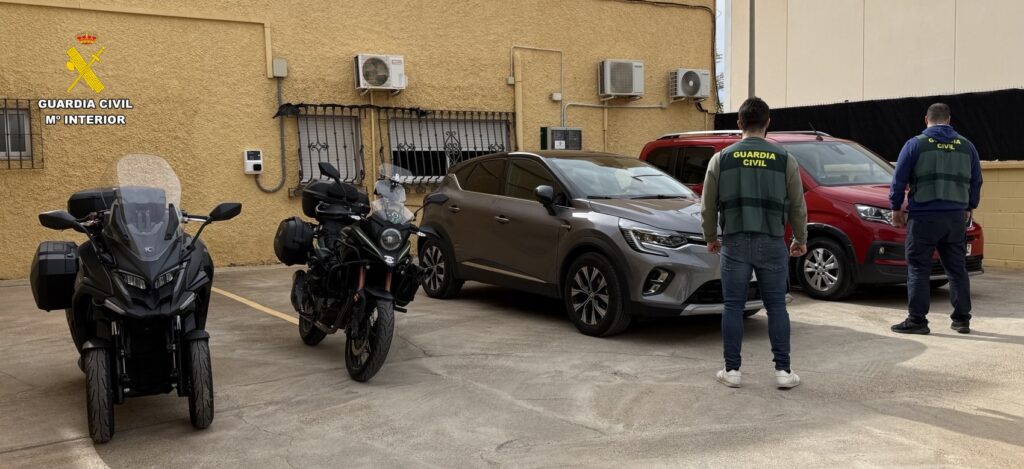 FOTOGRAFIA DE VEHICULOS - La Guardia Civil detiene a una empleada y a su pareja por transferirse más de 620.000 euros de la empresa en la que trabajaba