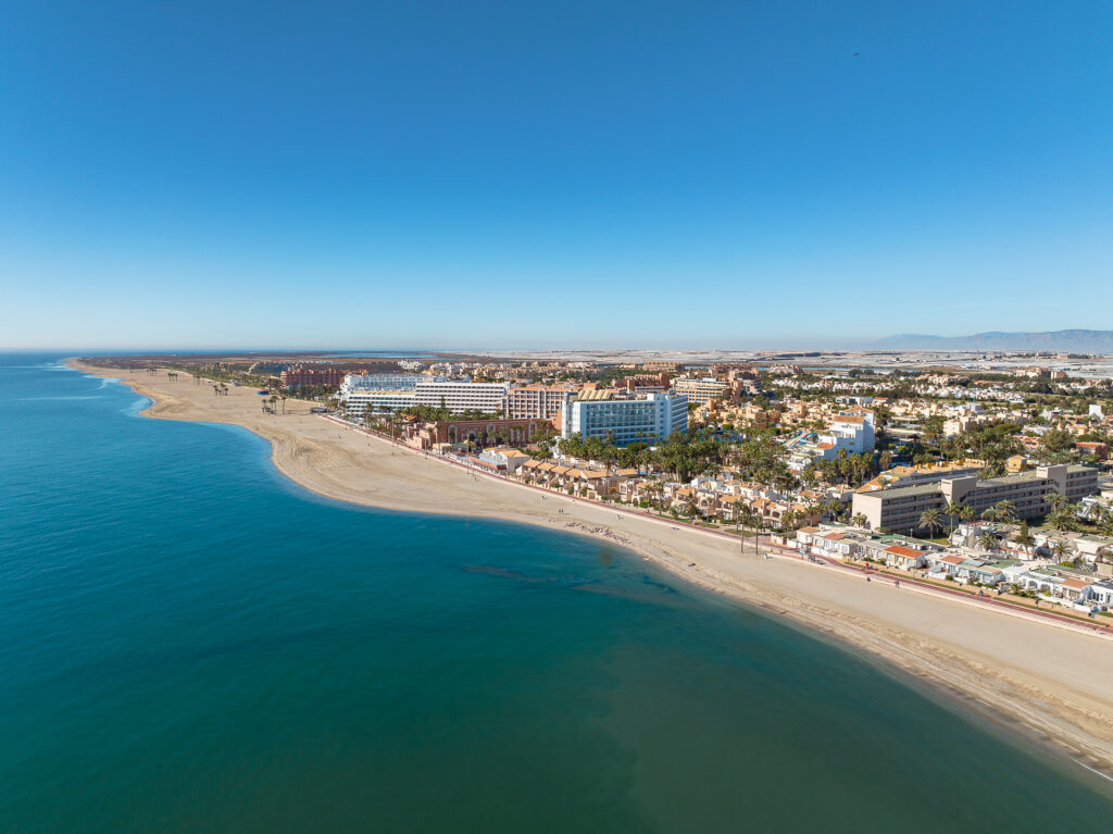 Urbanizacion - Roquetas de Mar se sitúa como  quinto destino de Andalucía en pernoctaciones durante la temporada alta