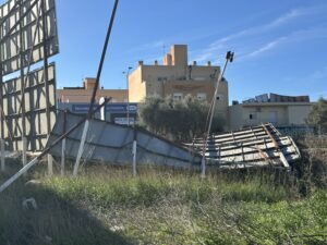VALLAS CAIDAS EN EL PARAJE EL 30, 4 VALLAS CAIDAS EN EL PARAJE EL 30 4 - Árboles derribados, invernaderos arrancados y dos heridos: el balance de Oriana en el Poniente almeriense