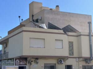 VIVIENDA CON PLACAS SOLARES AFECTADAS 1 VIVIENDA CON PLACAS SOLARES AFECTADAS 1 - Árboles derribados, invernaderos arrancados y dos heridos: el balance de Oriana en el Poniente almeriense