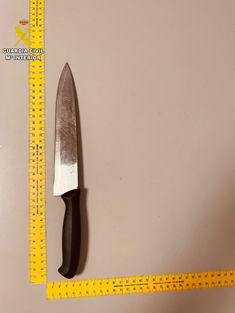 CUCHILLO EDITADO - Incautan 125 paquetes de tabaco de contrabando y armas blancas de una tienda de Balanegra