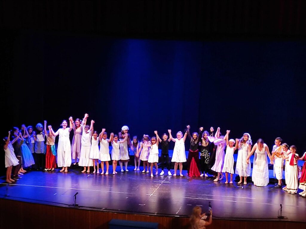 FOTO ALUMNOS - Roquetas de Mar conmemora el Día Mundial del Teatro rindiendo homenaje al alumnado de la Escuela