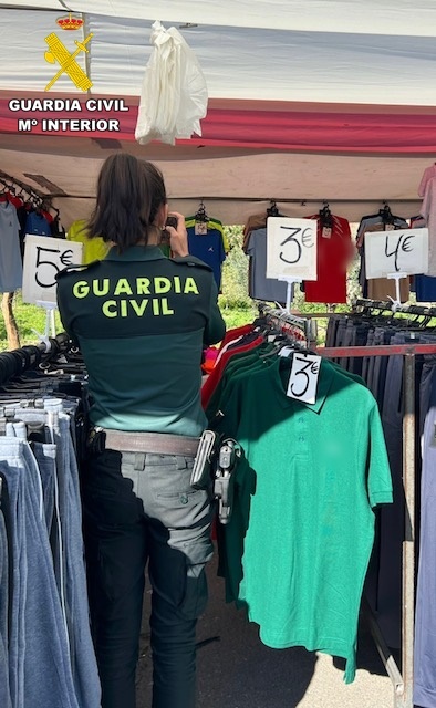 FOTOGRAFIA MERCADILLO EDITADA - La Guardia Civil interviene más de 300 prendas falsificadas en el mercadillo de Berja