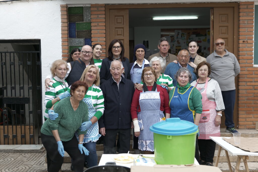 P1434053 - Roquetas de Mar celebra el Día de Andalucía con una gran participación vecinal en las tradicionales migas