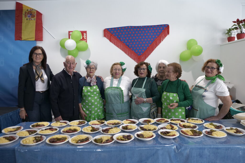 P1434216 - Roquetas de Mar celebra el Día de Andalucía con una gran participación vecinal en las tradicionales migas